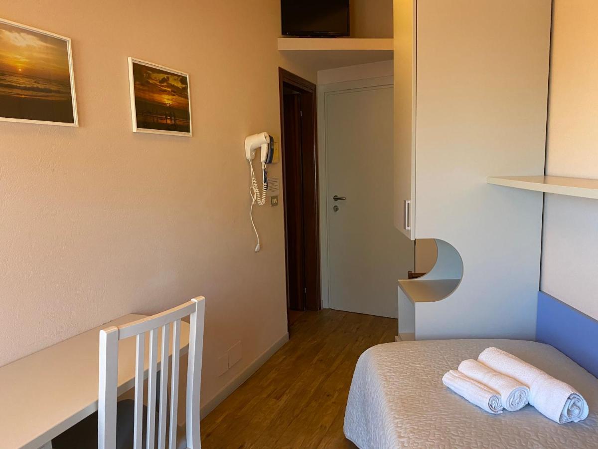 Hotel Moderno - Bed & Breakfast Cervia Exteriör bild