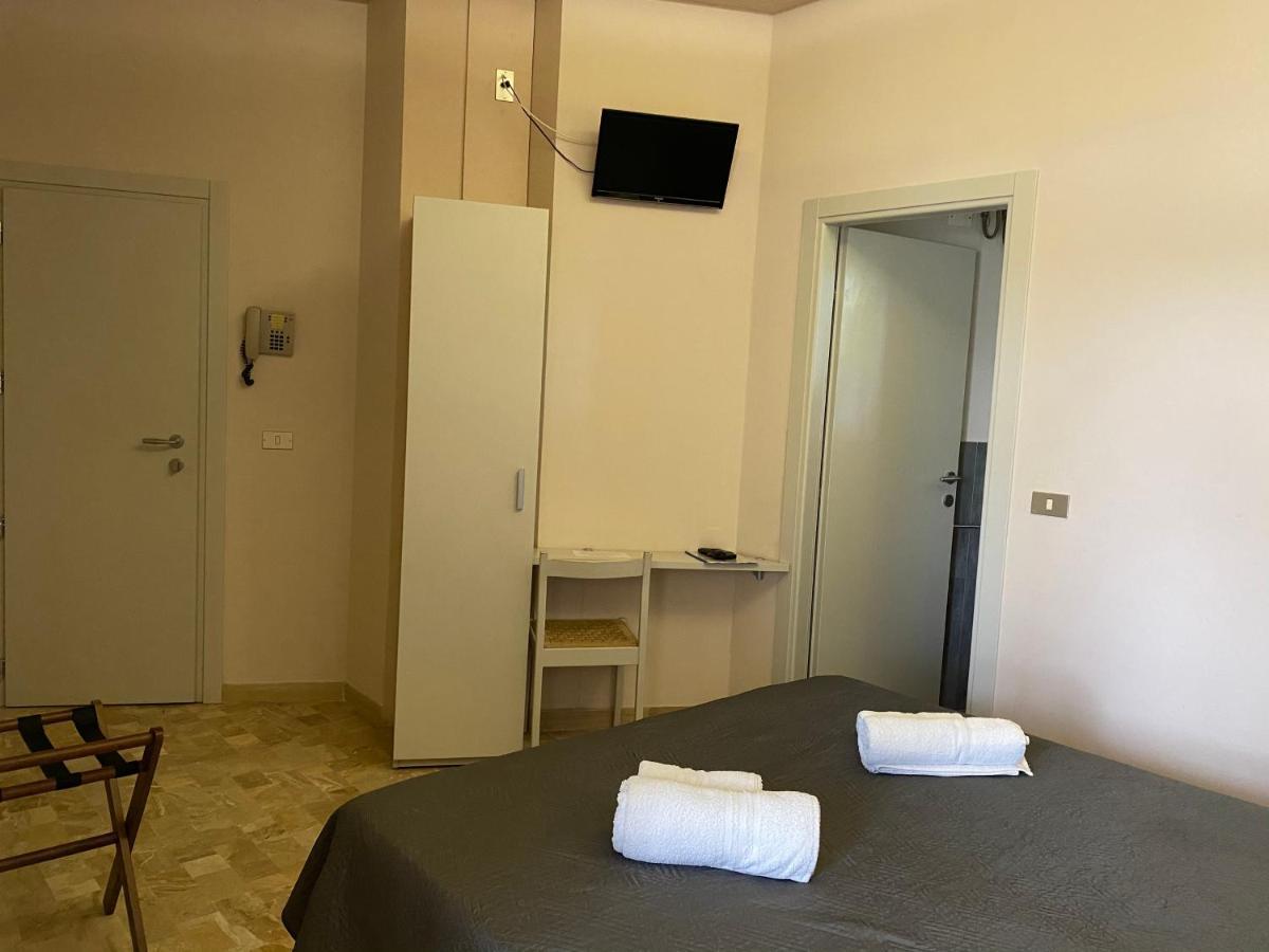 Hotel Moderno - Bed & Breakfast Cervia Exteriör bild
