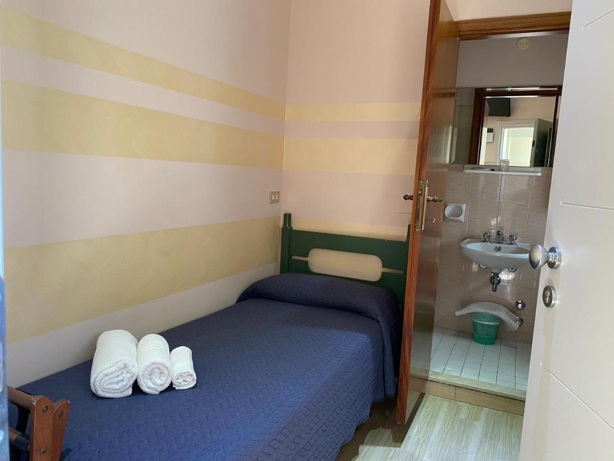 Hotel Moderno - Bed & Breakfast Cervia Exteriör bild