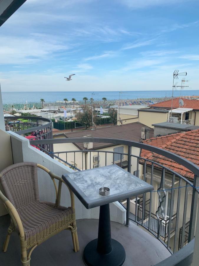 Hotel Moderno - Bed & Breakfast Cervia Exteriör bild