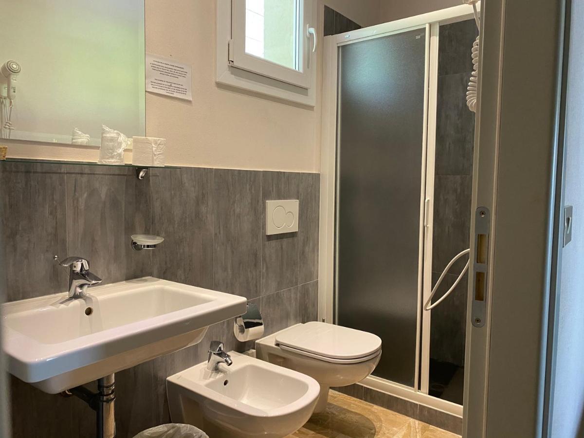 Hotel Moderno - Bed & Breakfast Cervia Exteriör bild