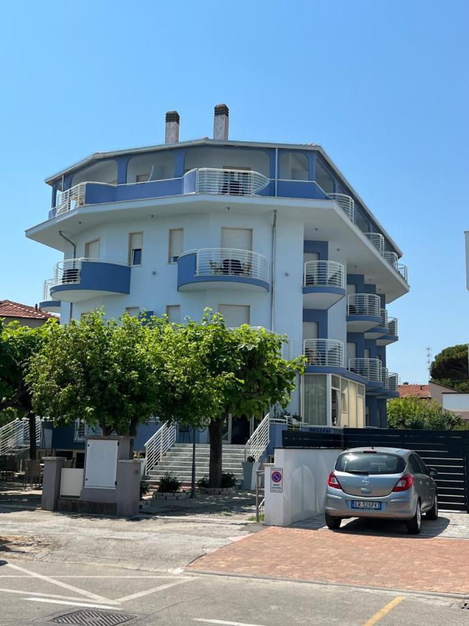 Hotel Moderno - Bed & Breakfast Cervia Exteriör bild
