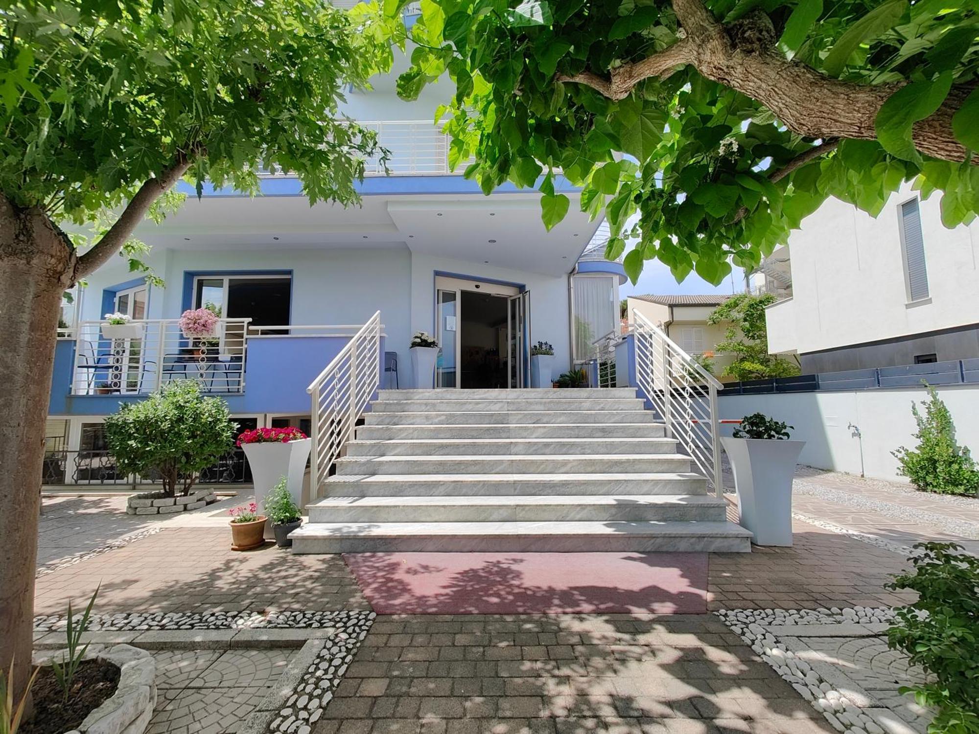 Hotel Moderno - Bed & Breakfast Cervia Exteriör bild