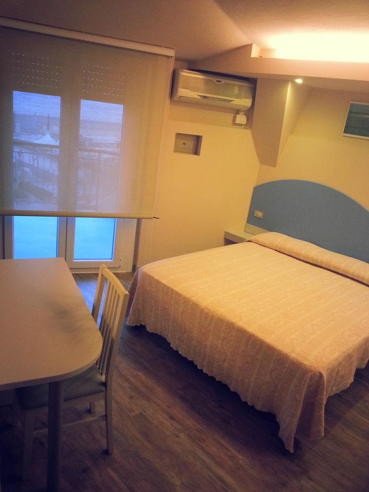 Hotel Moderno - Bed & Breakfast Cervia Exteriör bild