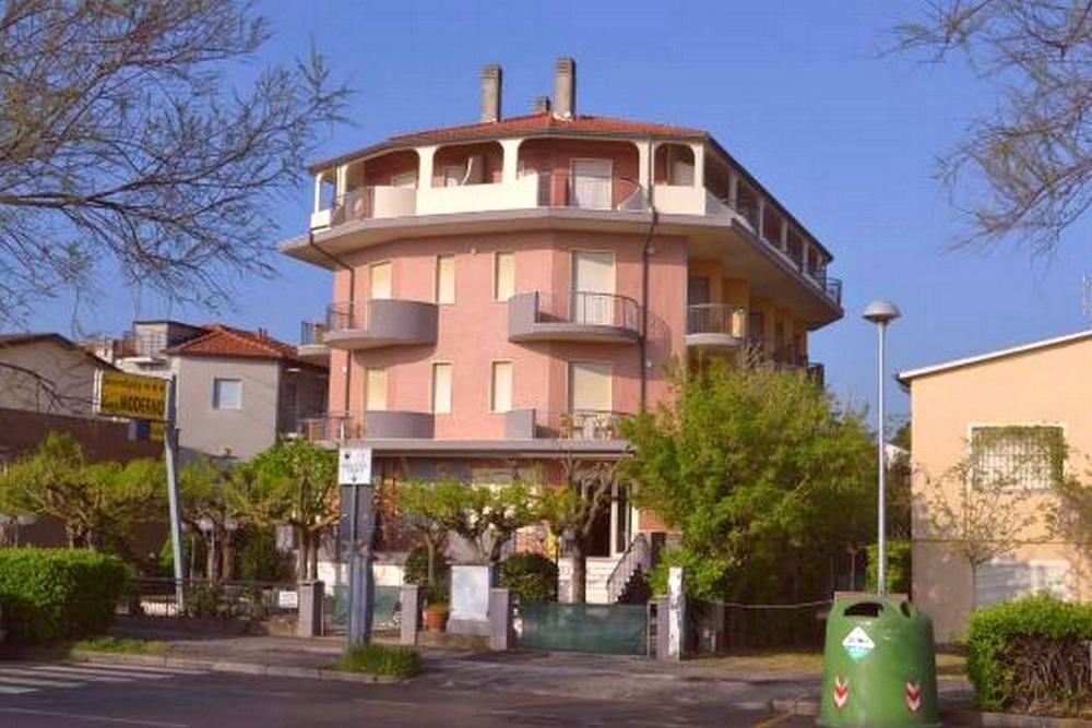 Hotel Moderno - Bed & Breakfast Cervia Exteriör bild