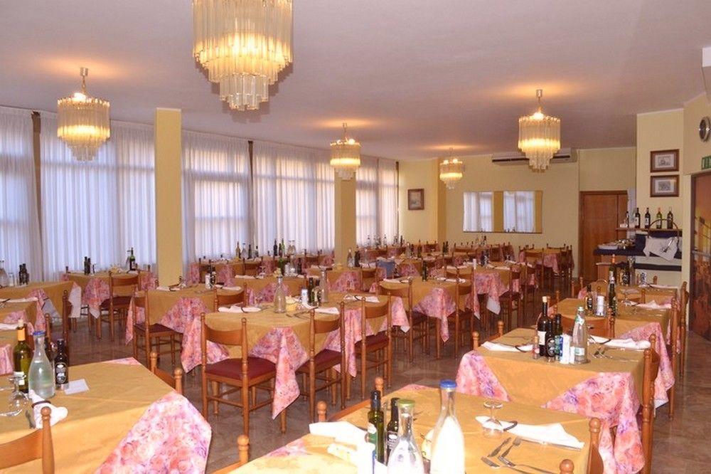 Hotel Moderno - Bed & Breakfast Cervia Exteriör bild