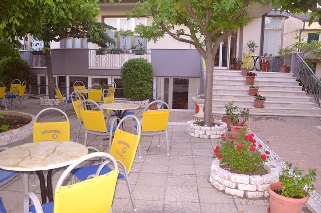 Hotel Moderno - Bed & Breakfast Cervia Exteriör bild