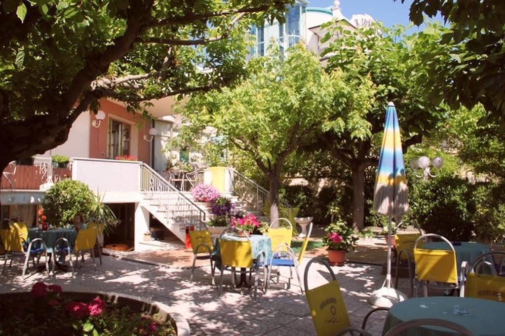 Hotel Moderno - Bed & Breakfast Cervia Exteriör bild