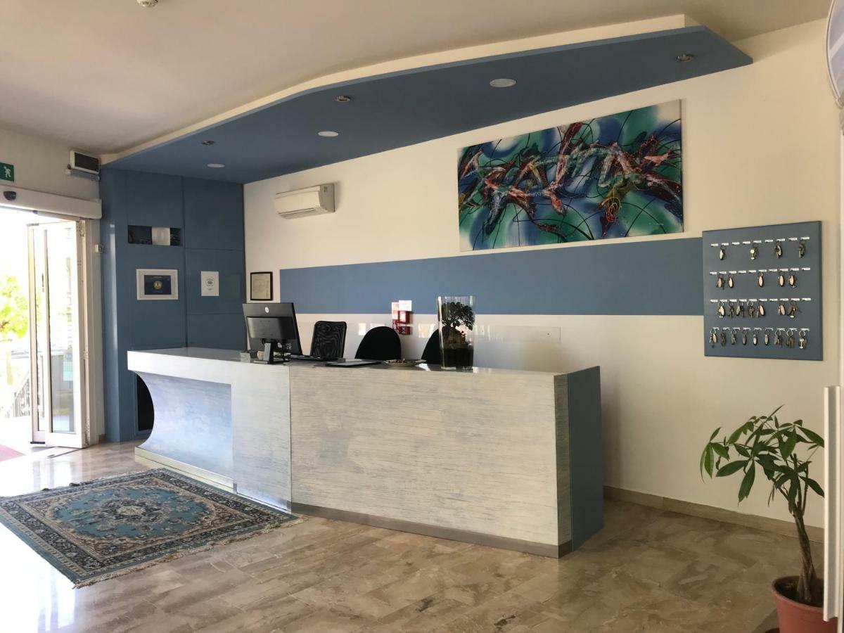 Hotel Moderno - Bed & Breakfast Cervia Exteriör bild