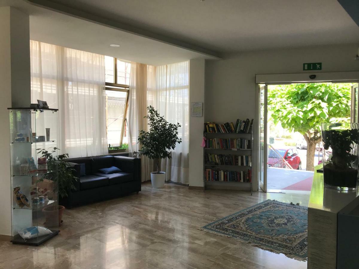 Hotel Moderno - Bed & Breakfast Cervia Exteriör bild