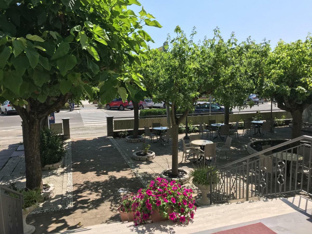 Hotel Moderno - Bed & Breakfast Cervia Exteriör bild