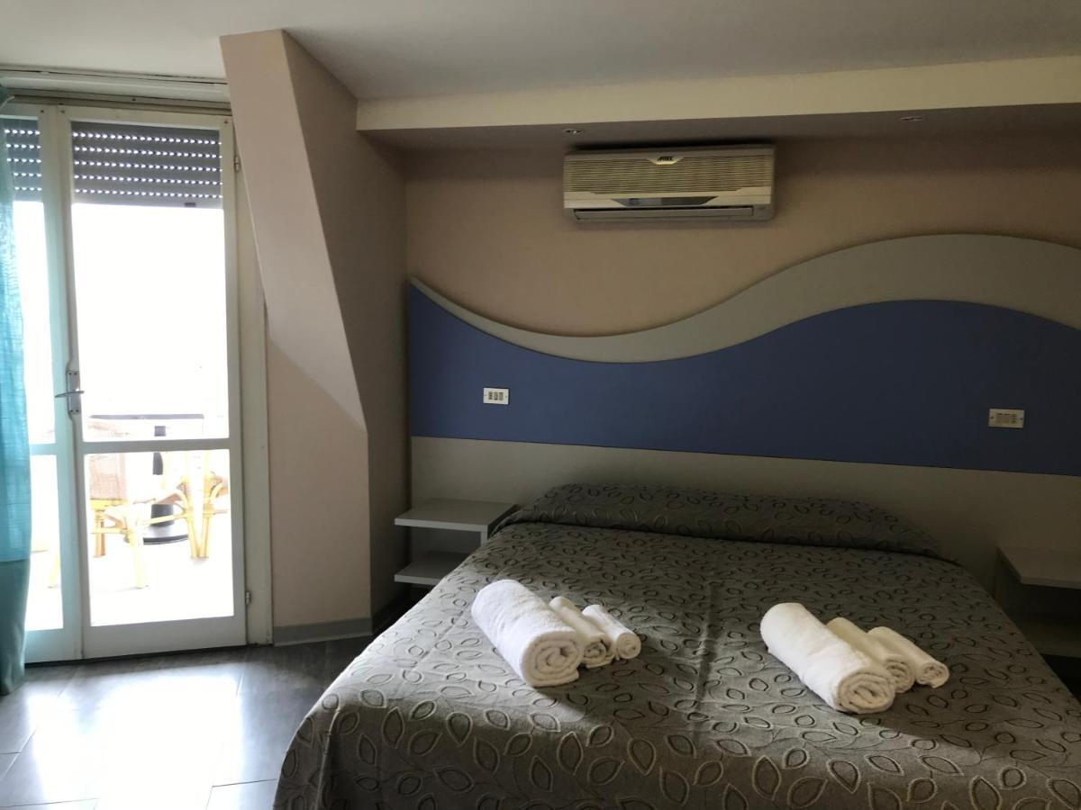Hotel Moderno - Bed & Breakfast Cervia Exteriör bild